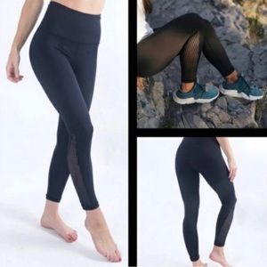 ZYIA ACTIVE LIGHT N TIGHT BLACK PERFORATED MESH LEGGINGS SIZE 8-10